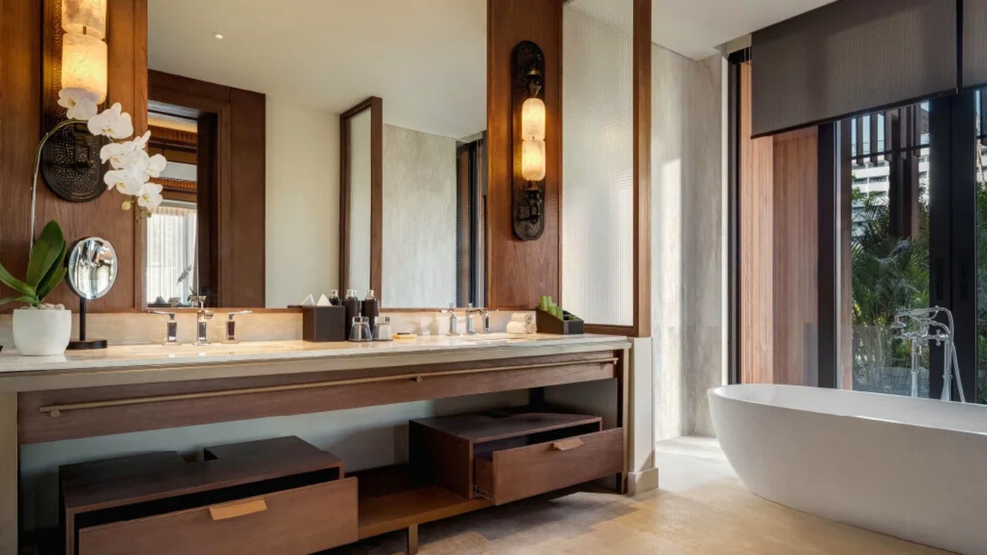 sanur beach accommodation: The Meru Bathroom