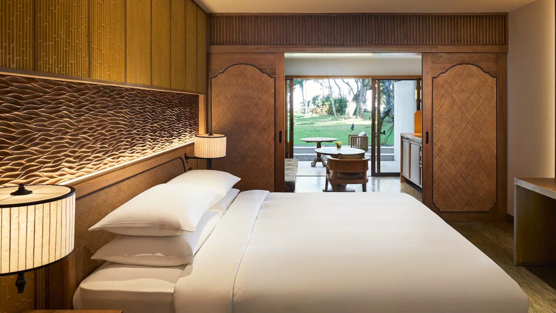 Hyatt regency 1 king bed premium image